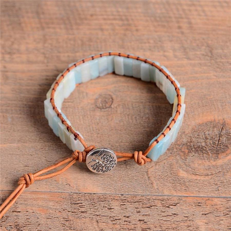 Bracelet en amazonite porté sur un poignet