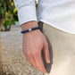 Gros plan sur les perles bleues du bracelet Lapis Lazuli