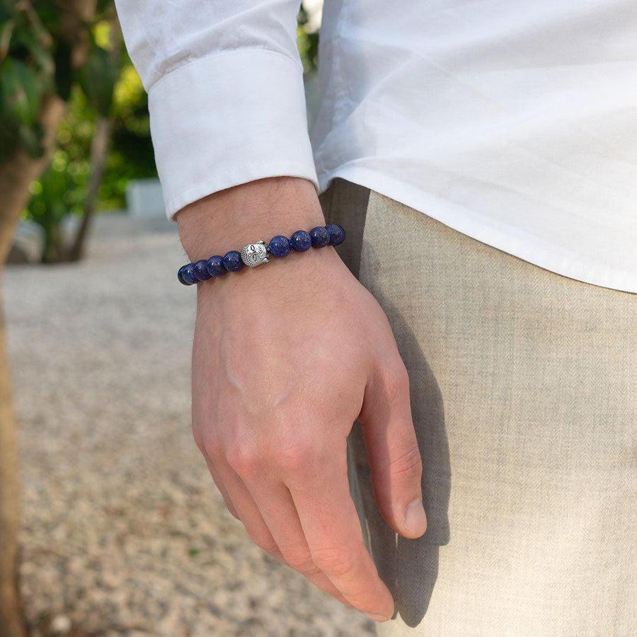 Gros plan sur les perles bleues du bracelet Lapis Lazuli