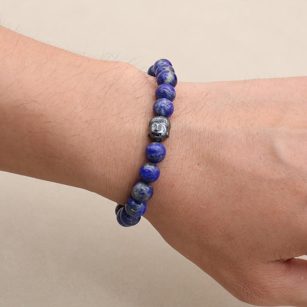 Vue rapprochée des perles bleues et Bouddha argenté