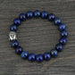 Bracelet anti-stress en Lapis Lazuli posé sur une surface