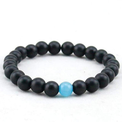 Détail des pierres d'onyx et œil de chat sur bracelet