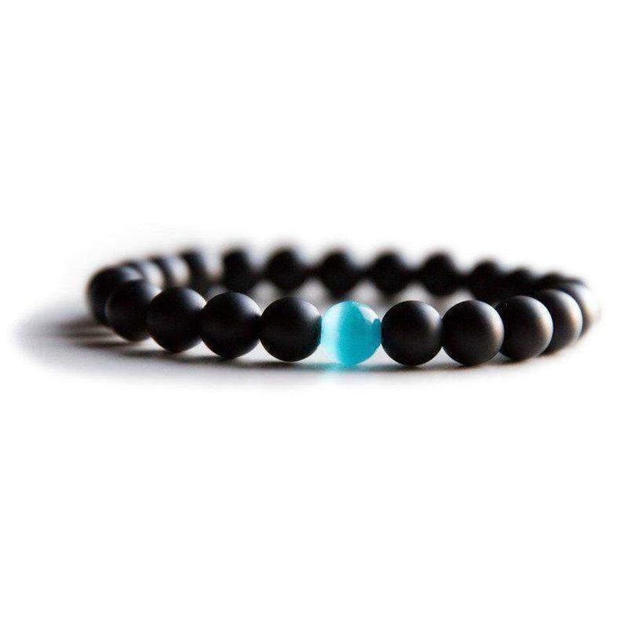 Bracelet en onyx et œil de chat sur fond blanc