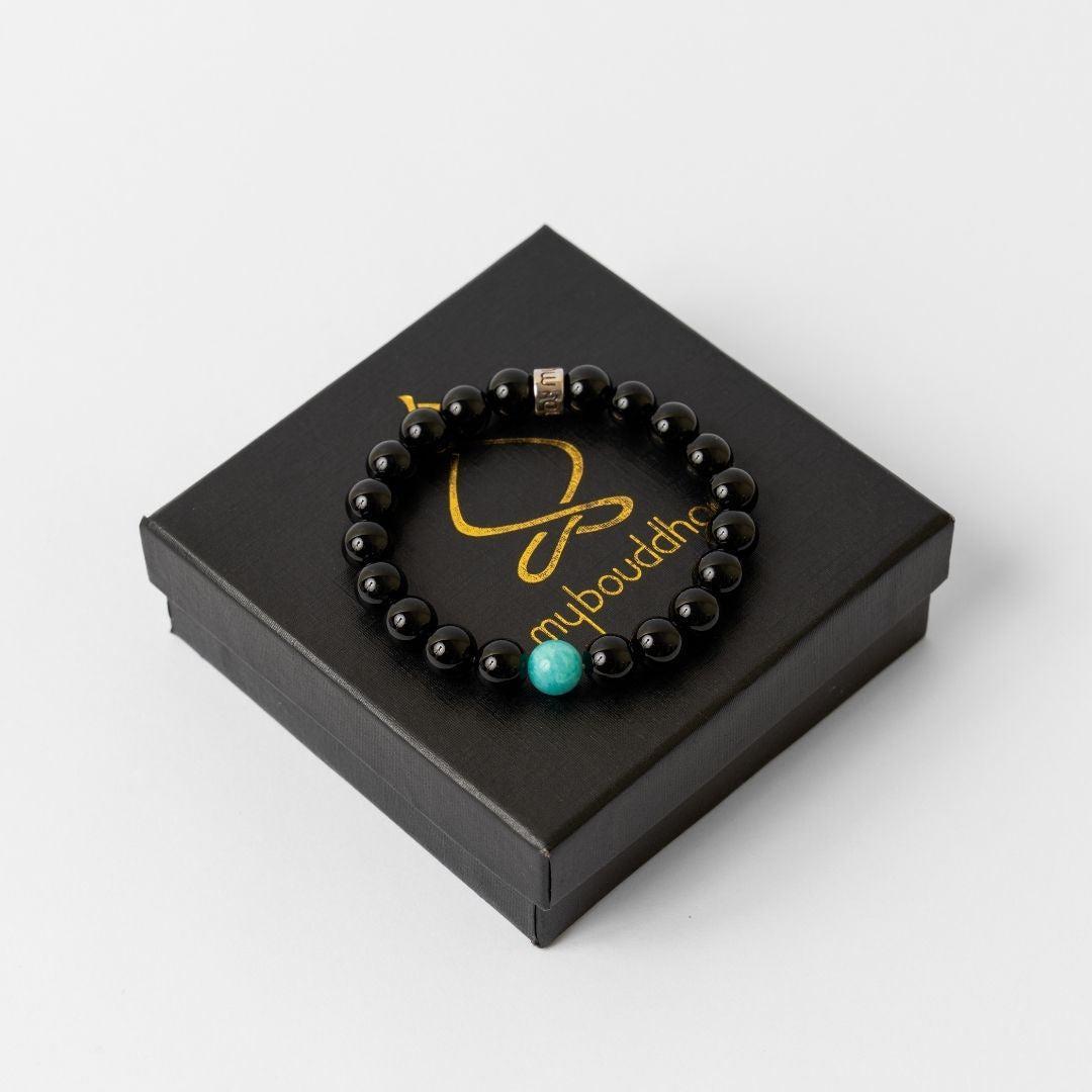 Gros plan sur les perles d'onyx noir et amazonite