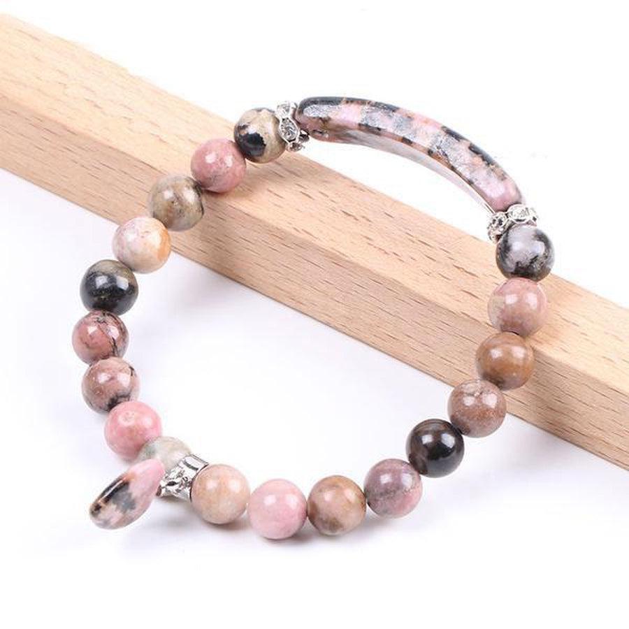 Bracelet rhodonite enroulé, vue détaillée des nuances de couleur