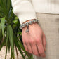 Détail des motifs floraux sur le bracelet tibétain