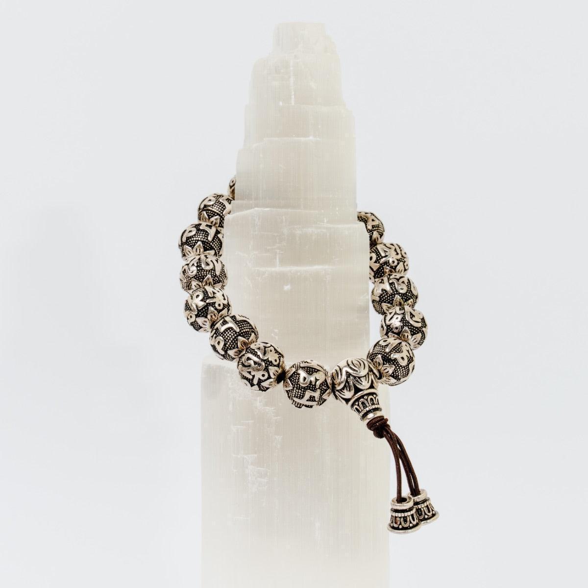 Motifs détaillés des perles du bracelet tibétain