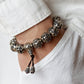 Détail des perles gravées du bracelet tibétain en argent