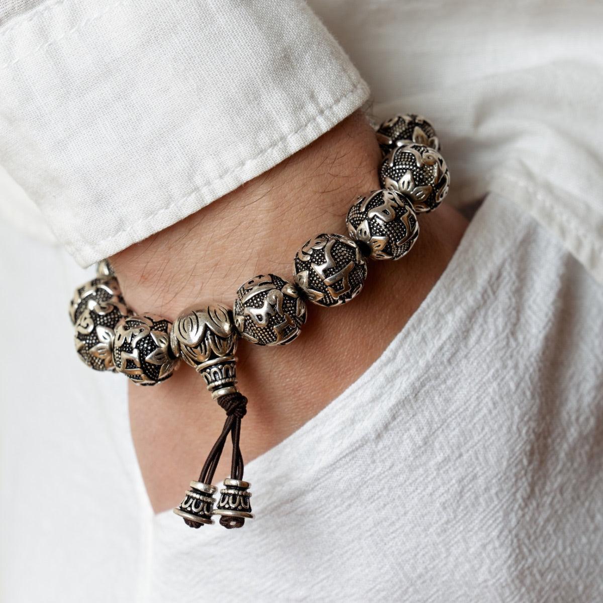 Détail des perles gravées du bracelet tibétain en argent