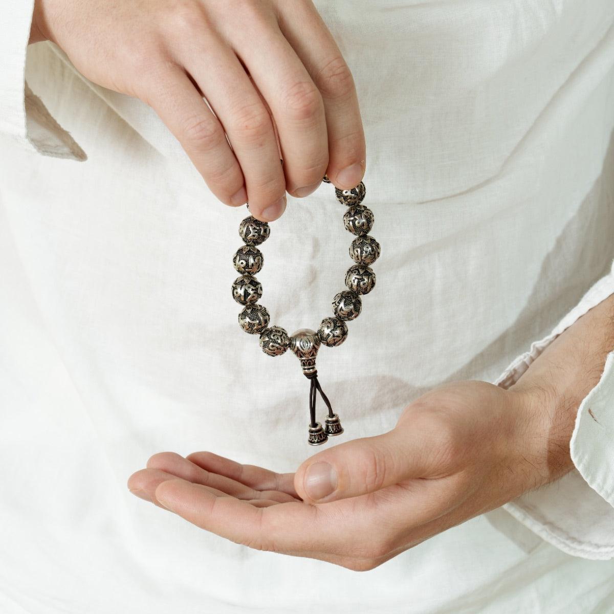 Vue rapprochée du bracelet montrant les motifs de lotus