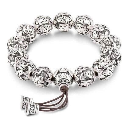 Détail des gravures sur les perles en argent tibétain