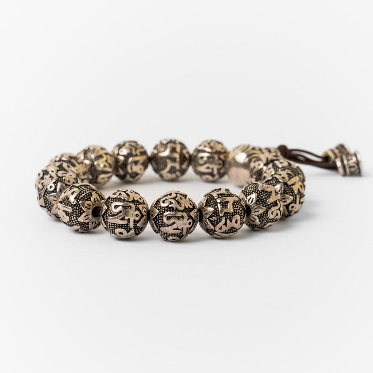 Bracelet en argent avec symboles bouddhistes gravés