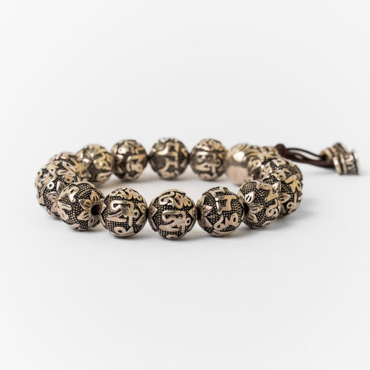 Bracelet en argent avec symboles bouddhistes gravés