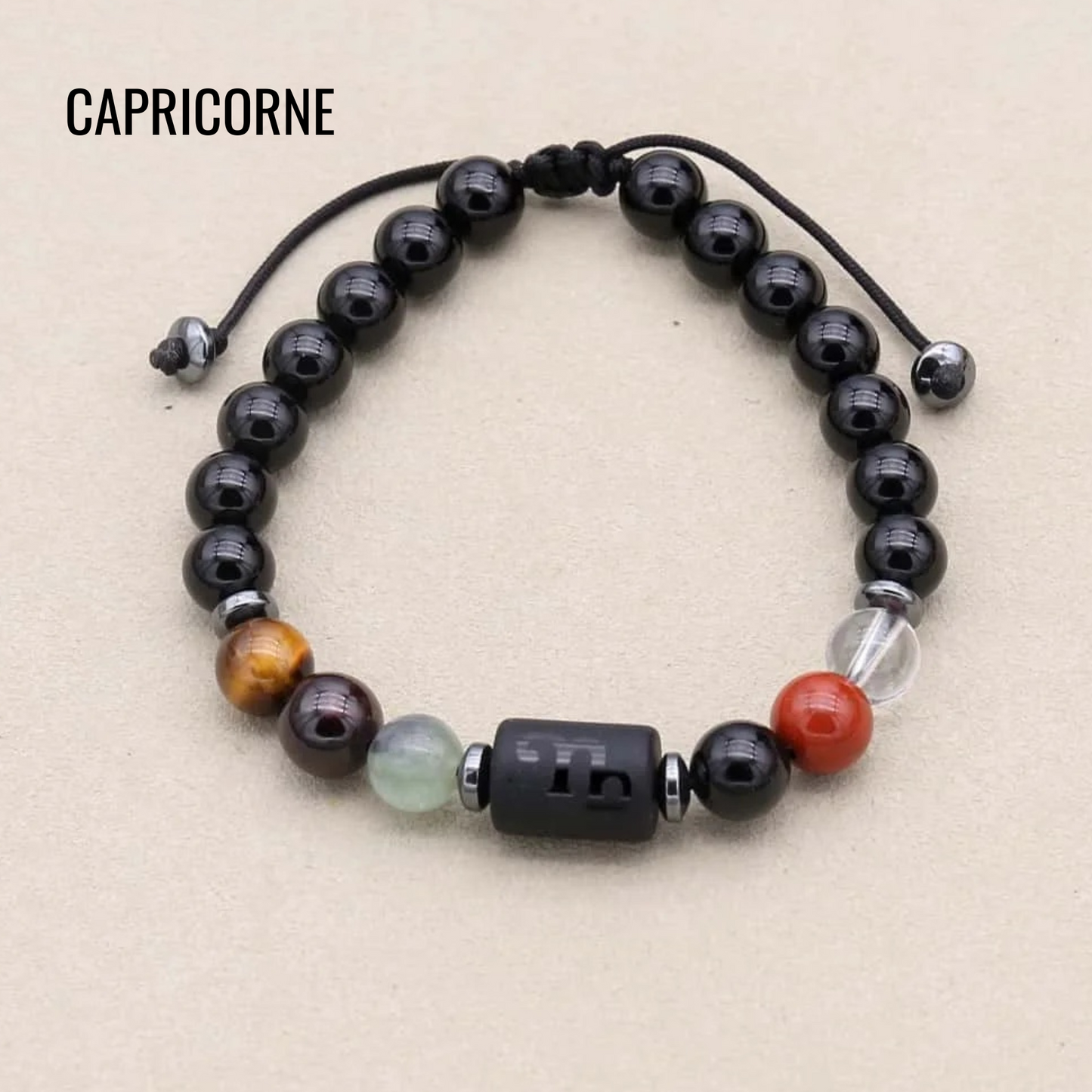 Détail des pierres et perle gravée sur bracelet astrologique