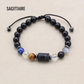 Gros plan sur les pierres du bracelet astrologique, agate noire centrale