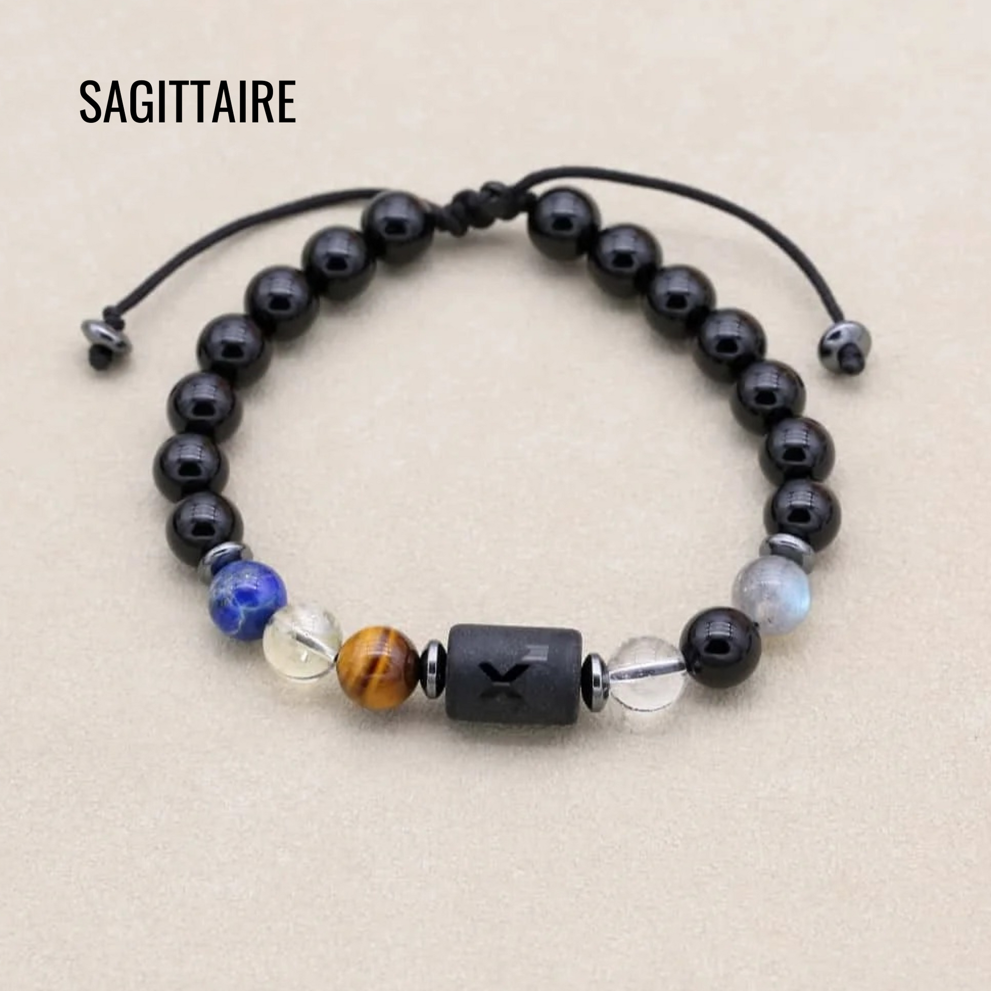 Gros plan sur les pierres du bracelet astrologique, agate noire centrale
