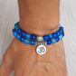 Bracelet en onyx bleu avec charme Om en gros plan