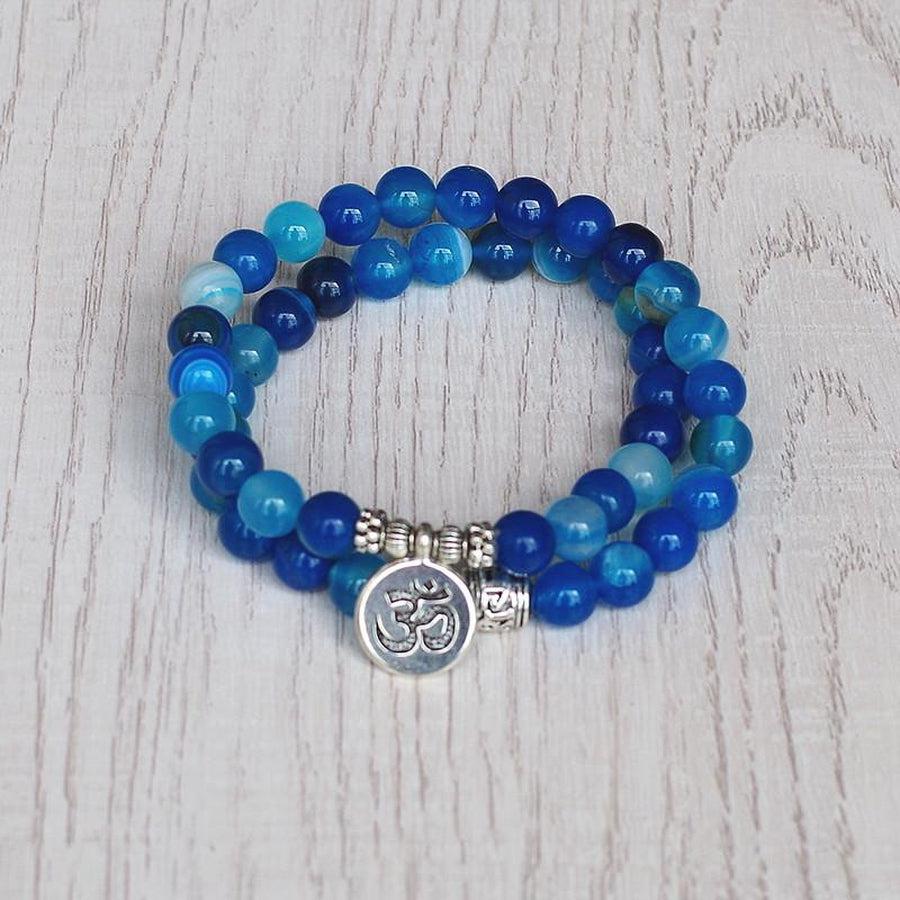 Vue rapprochée du bracelet avec perles cylindriques et charme Lotus