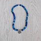 Détail du bracelet en onyx bleu avec charme Bouddha