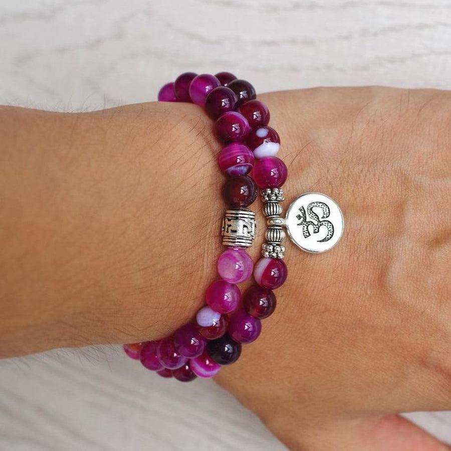 Bracelet onyx rose avec charme Om, vue latérale