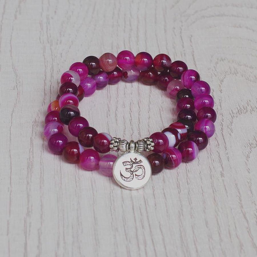 Vue d'ensemble du bracelet en onyx rose et charmes