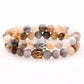 Gros plan sur perles d'onyx noir et marbre