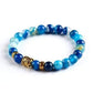 Gros plan sur perles bleues et symbole Bouddha