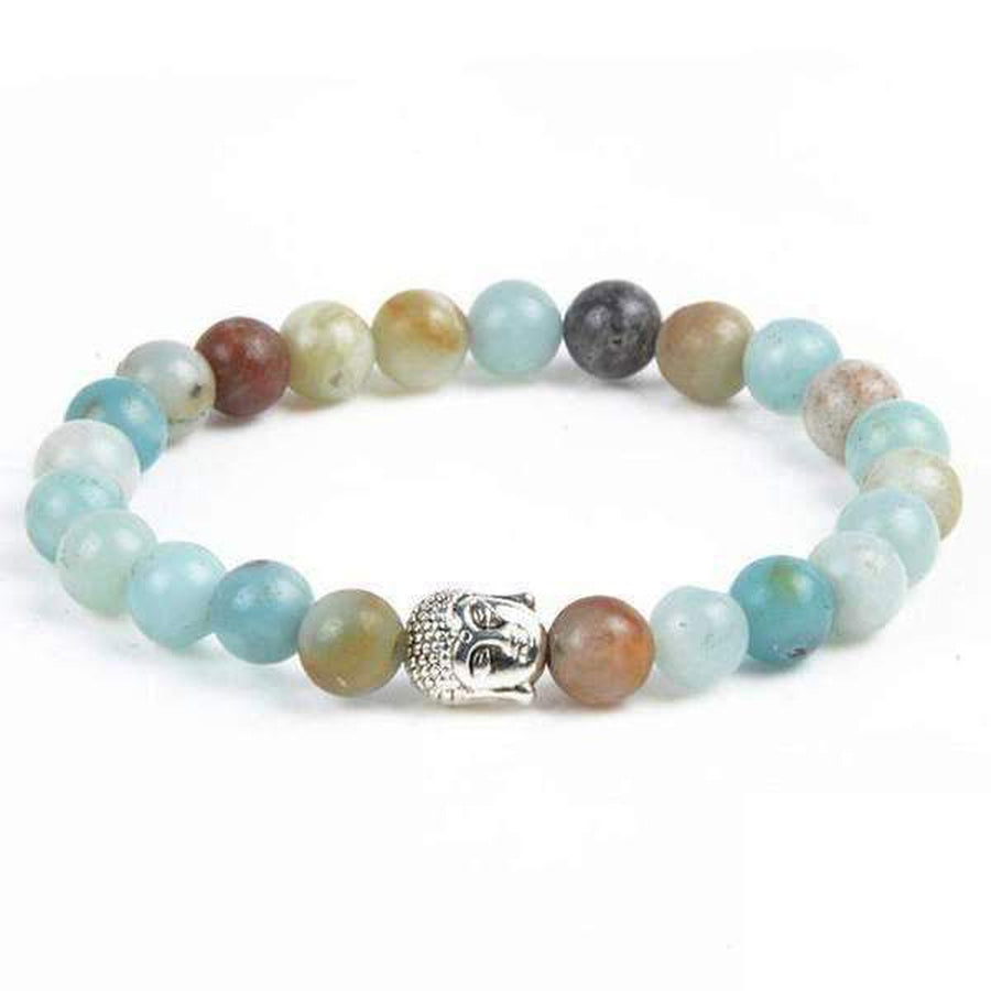 Gros plan sur bracelet amazonite, perles vertes et Bouddha argenté