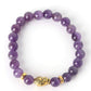 Gros plan sur les perles violettes du bracelet Bouddha en améthyste