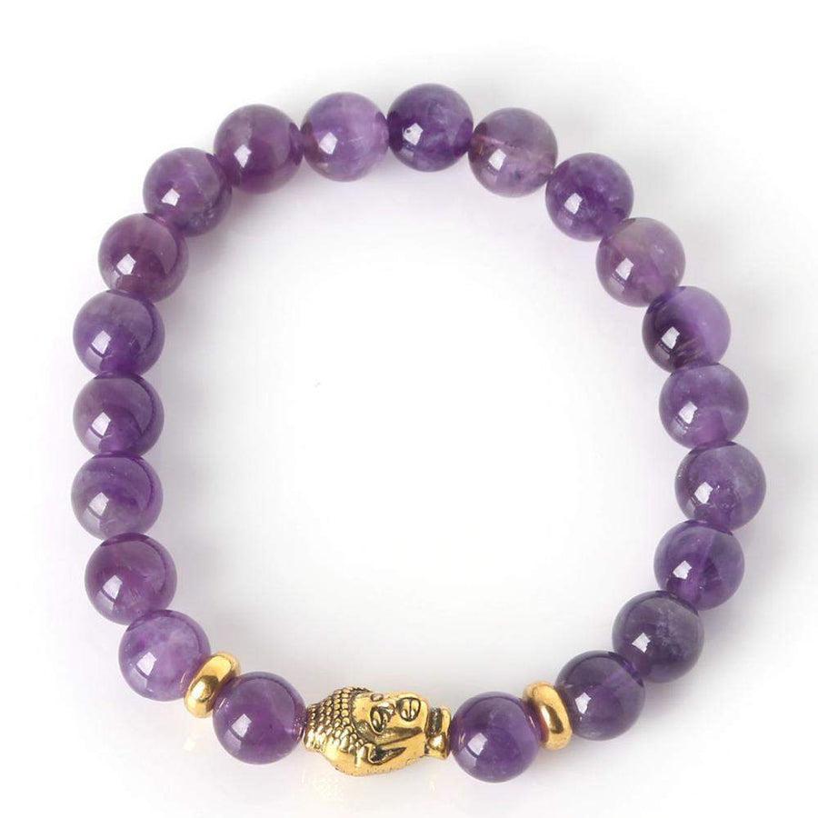Gros plan sur les perles violettes du bracelet Bouddha en améthyste