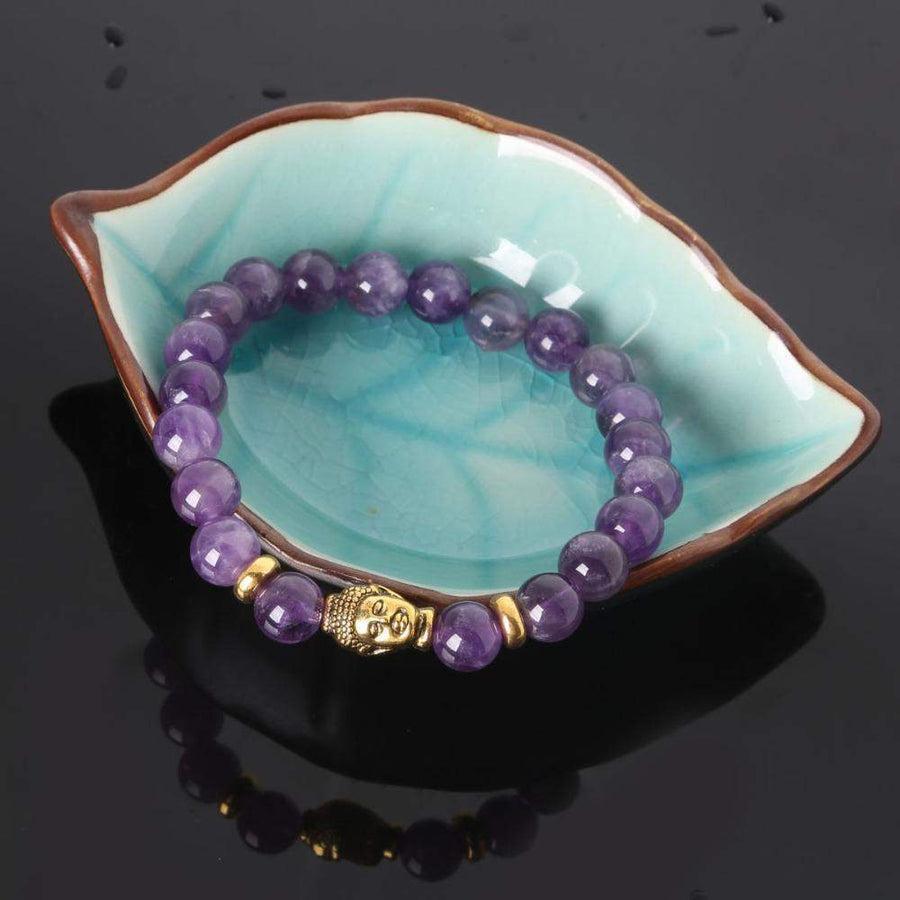 Vue d'ensemble du bracelet Bouddha en améthyste sur fond neutre