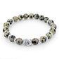 Vue d'ensemble d'un bracelet en jaspe dalmatien sur fond neutre