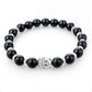 Vue rapprochée du bracelet en obsidienne avec perles noires