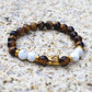 Détail des perles Œil de tigre sur le bracelet Bouddha