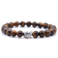 Vue latérale d'un bracelet en pierres avec figure de Bouddha
