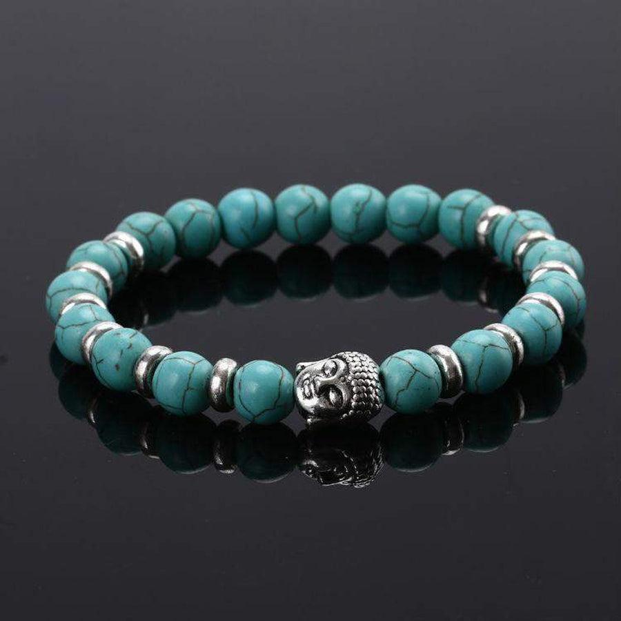Gros plan sur perles noires et Bouddha argenté du bracelet