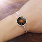 Vue rapprochée du motif Sri Yantra sur le bracelet