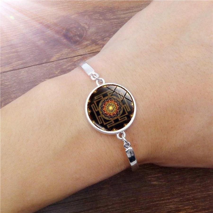 Vue rapprochée du motif Sri Yantra sur le bracelet