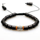 Bracelet bouddhiste en bois et cuivre sur fond neutre