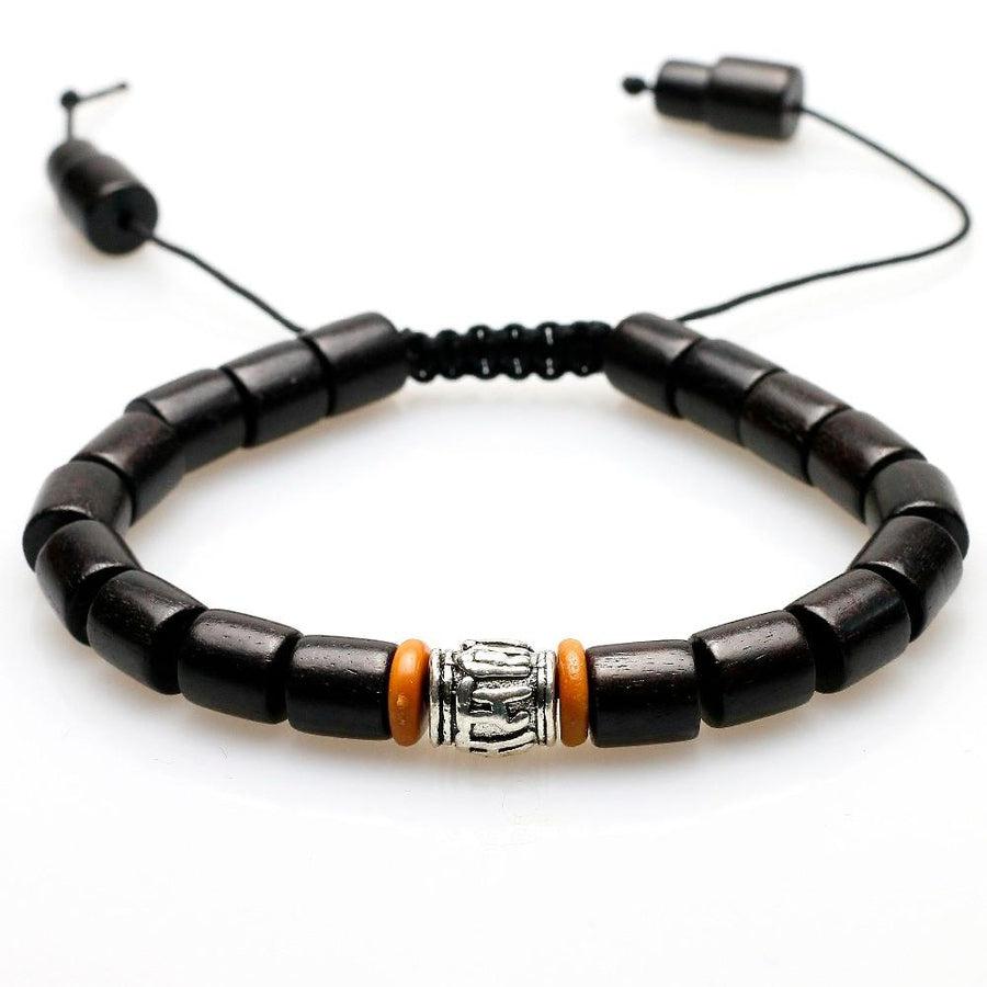 Bracelet bouddhiste en bois et cuivre sur fond neutre