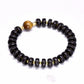 Détail des perles coco gravées Om sur bracelet bouddhiste
