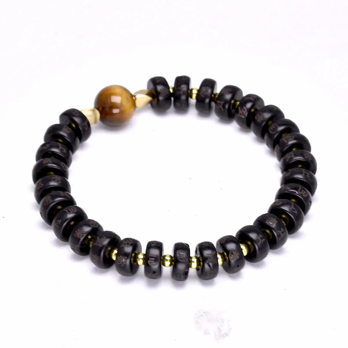 Détail des perles coco gravées Om sur bracelet bouddhiste