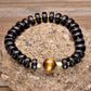 Vue rapprochée du bracelet avec perles dorées et œil de tigre