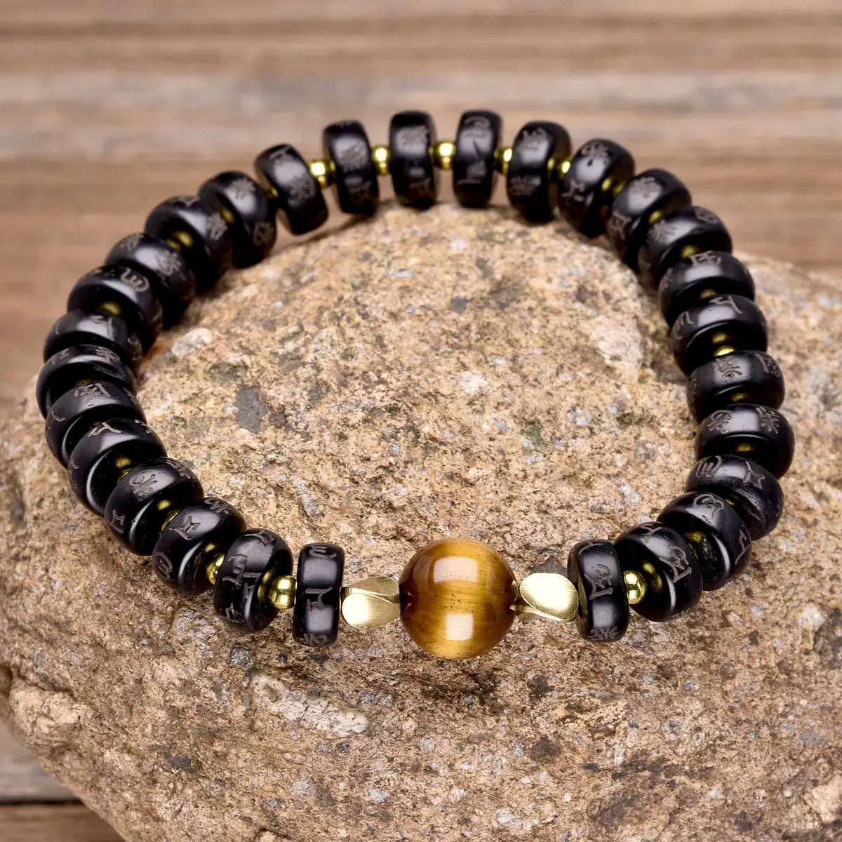Vue rapprochée du bracelet avec perles dorées et œil de tigre