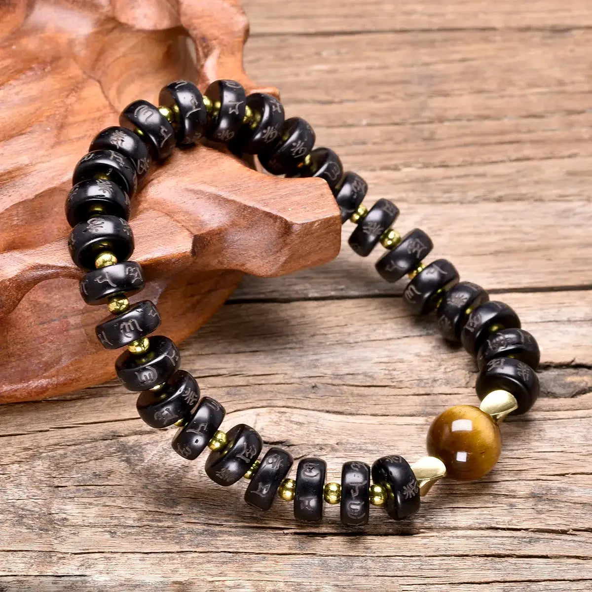 Bracelet bouddhiste montrant le motif Om sur perles coco