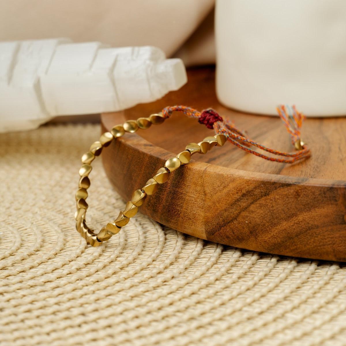 Bracelet bouddhiste ajustable avec perles de cuivre et cordon
