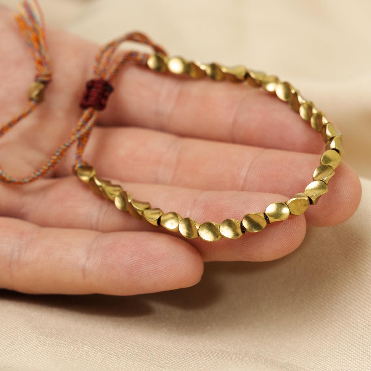 Nœud de la chance du bracelet bouddhiste en gros plan