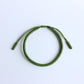Bracelet porte-bonheur sur fond neutre