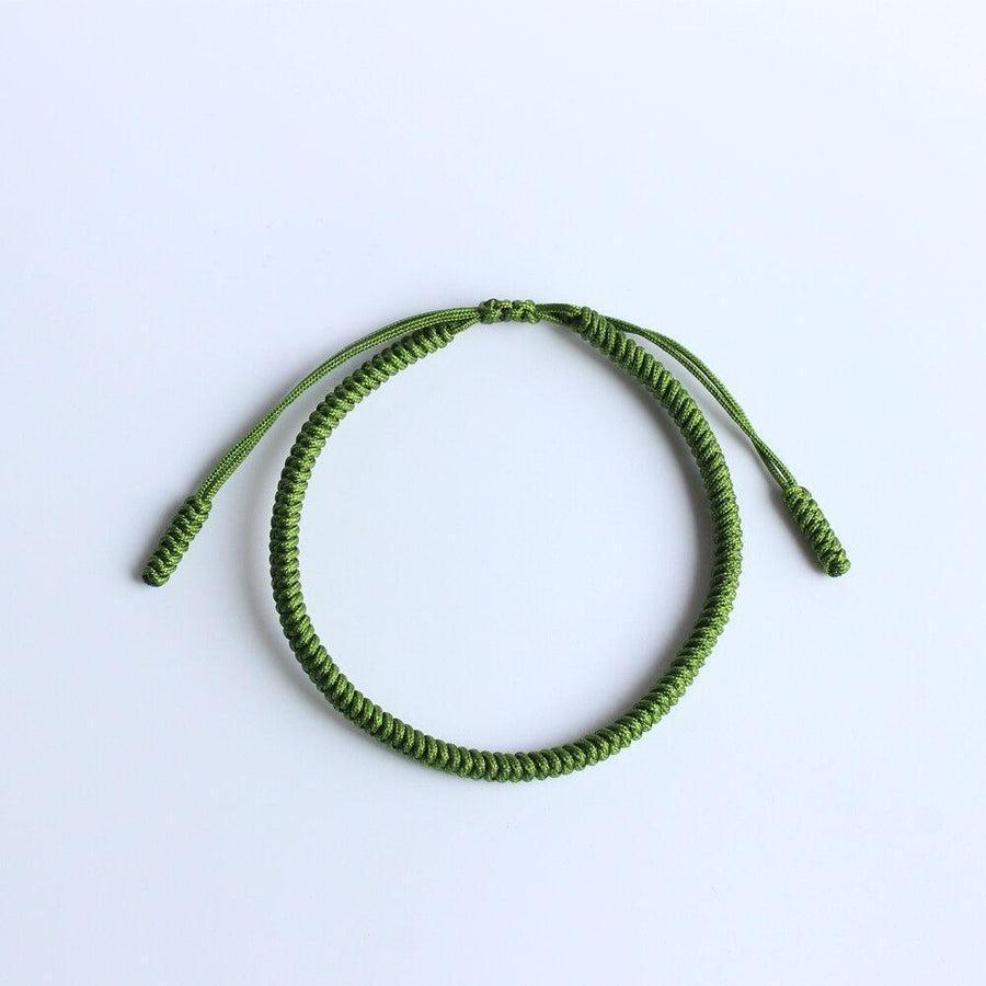 Bracelet porte-bonheur sur fond neutre