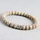 Vue rapprochée des perles naturelles du bracelet tibétain